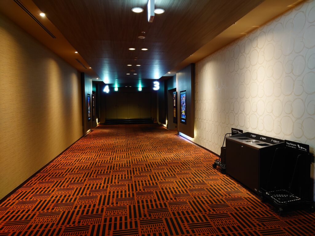 札幌シネマフロンティア館内シアターロビー