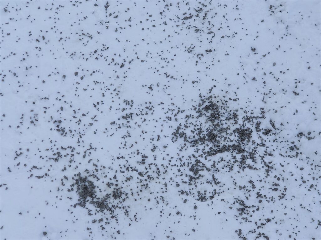 雪道にまく砂箱の滑り止めの砂