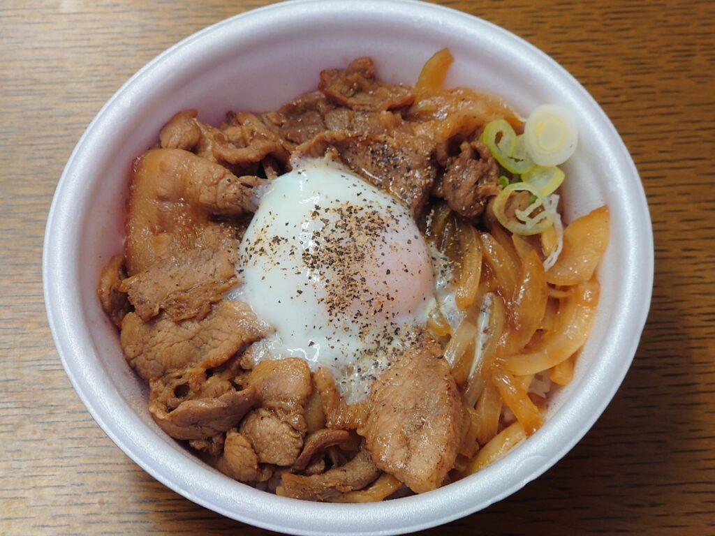 セイコーマートの豚丼温玉子付き