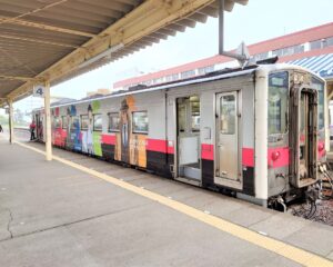 花咲線根室行ルパン三世車両