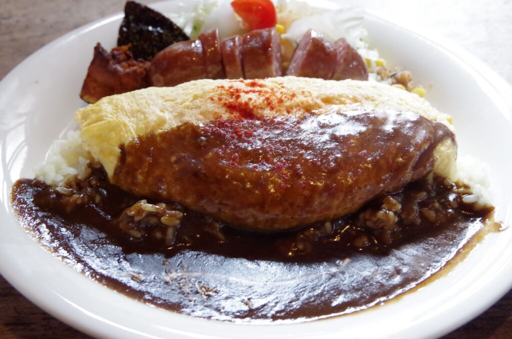 富良野カレー唯我独尊のオムカレー